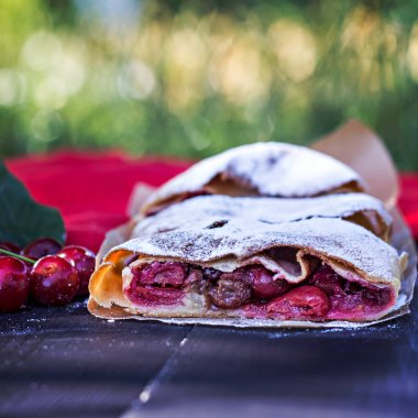 Bir kiraz ile meyveli turta. Vişneli tart.