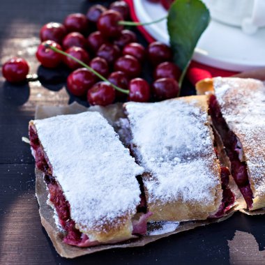 Bir kiraz ile meyveli turta. Vişneli tart.