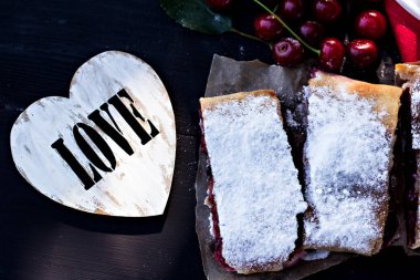 Bir kiraz ile meyveli turta. Vişneli tart.