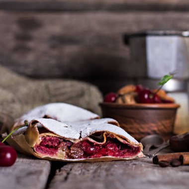 Bir kiraz ile meyveli turta. Vişneli tart.