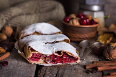 Bir kiraz ile meyveli turta. Vişneli tart.