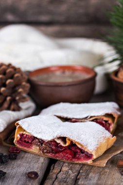 Bir kiraz ile meyveli turta. Vişneli tart.