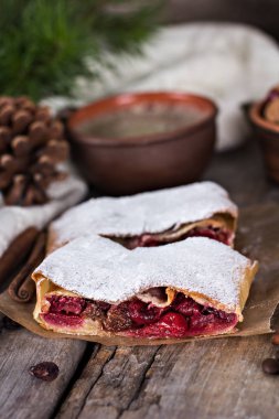 Bir kiraz ile meyveli turta. Vişneli tart.