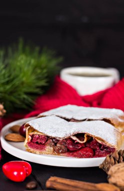 Bir kiraz ile meyveli turta. Vişneli tart.