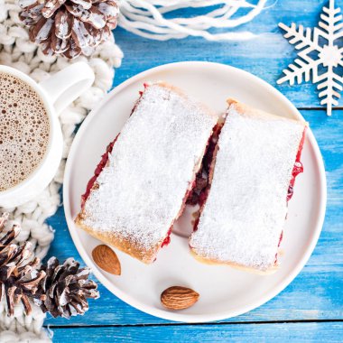 Bir kiraz ile meyveli turta. Vişneli tart.