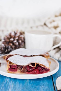 Bir kiraz ile meyveli turta. Vişneli tart.