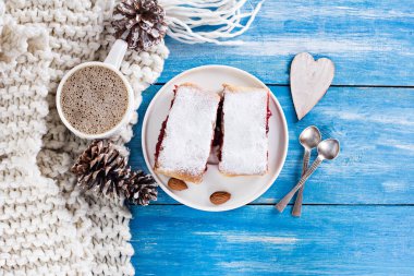 Bir kiraz ile meyveli turta. Vişneli tart.