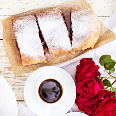 Bir kiraz ile meyveli turta. Vişneli tart.