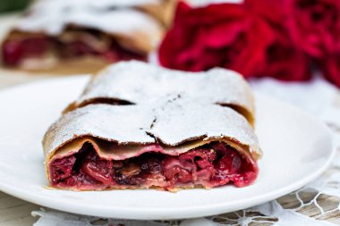 Bir kiraz ile meyveli turta. Vişneli tart.