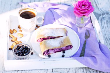 Yaban mersini ile meyveli turta. Pasta, meyveli turta çilek ile.