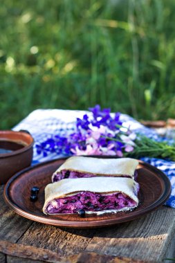 Yaban mersini ile meyveli turta. Pasta, meyveli turta çilek ile.