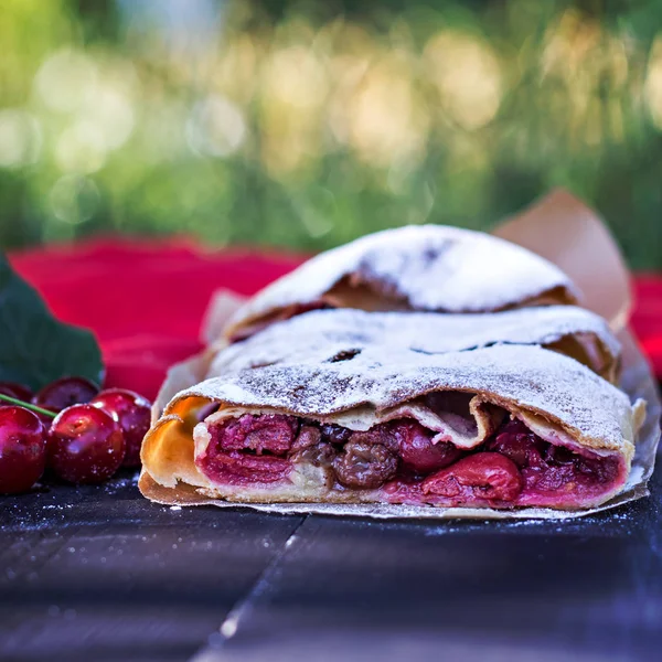 Bir kiraz ile meyveli turta. Vişneli tart.