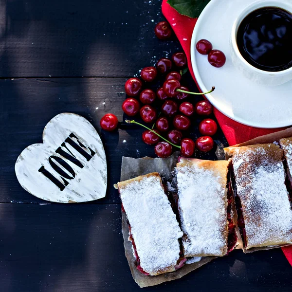 Bir kiraz ile meyveli turta. Vişneli tart.