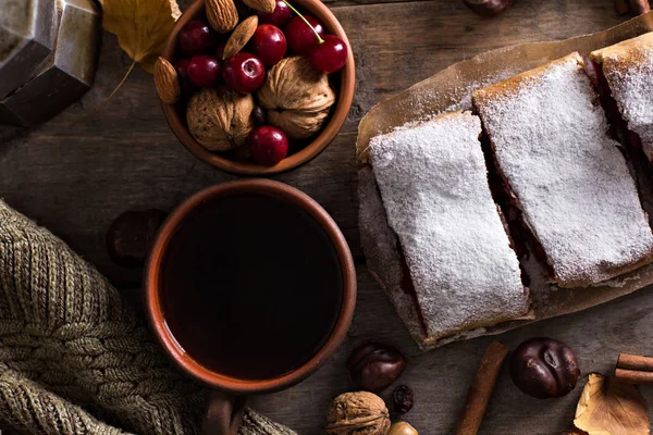 Bir kiraz ile meyveli turta. Vişneli tart.