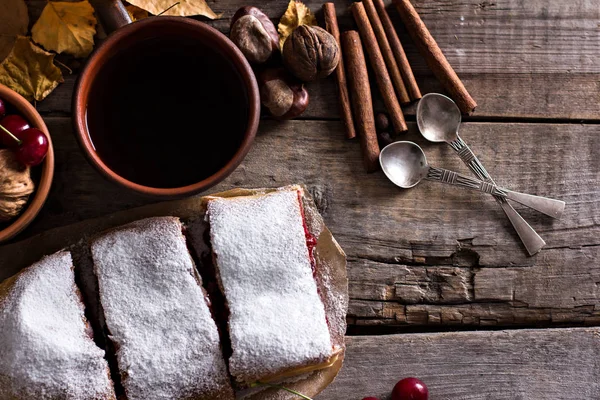 Bir kiraz ile meyveli turta. Vişneli tart.