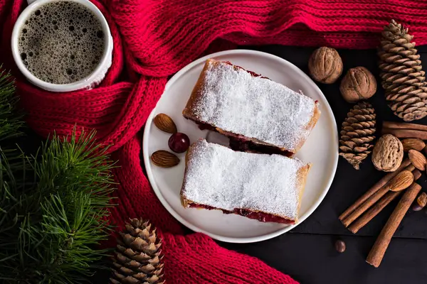 Bir kiraz ile meyveli turta. Vişneli tart.