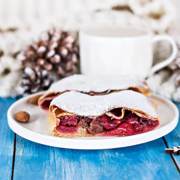 Strudel con una cereza. Pastel de cereza . —  Fotos de Stock