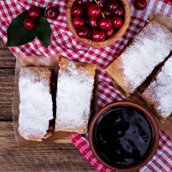 Bir kiraz ile meyveli turta. Vişneli tart.