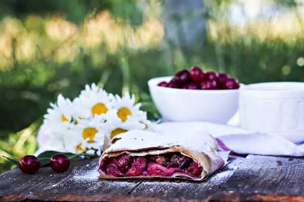 Bir kiraz ile meyveli turta. Vişneli tart.