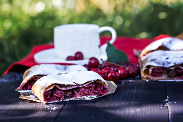 Bir kiraz ile meyveli turta. Vişneli tart.