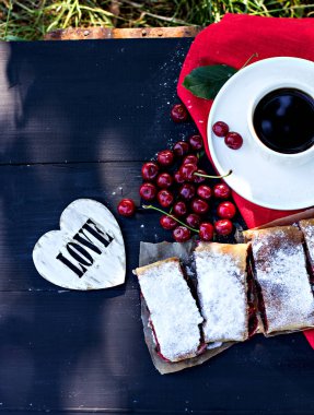 Bir kiraz ile meyveli turta. Vişneli tart.