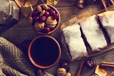 Bir kiraz ile meyveli turta. Vişneli tart.