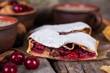 Bir kiraz ile meyveli turta. Vişneli tart. 