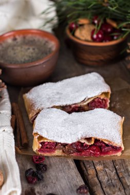 Bir kiraz ile meyveli turta. Vişneli tart.