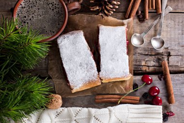 Bir kiraz ile meyveli turta. Vişneli tart.