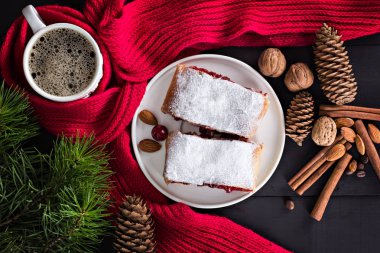 Bir kiraz ile meyveli turta. Vişneli tart.