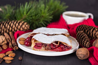 Bir kiraz ile meyveli turta. Vişneli tart.