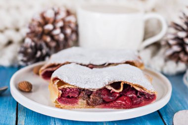 Bir kiraz ile meyveli turta. Vişneli tart.