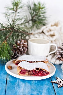 Bir kiraz ile meyveli turta. Vişneli tart.