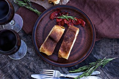 Strudel peynir ve kurutulmuş domates ile. 