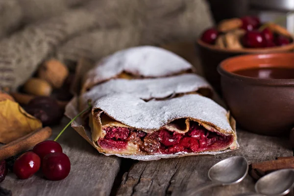 Bir kiraz ile meyveli turta. Vişneli tart.