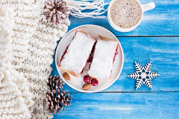 Strudel con una cereza. Pastel de cereza . — Foto de Stock