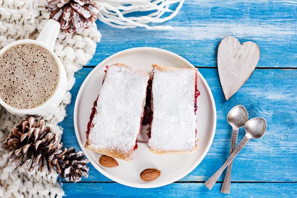 Bir kiraz ile meyveli turta. Vişneli tart.