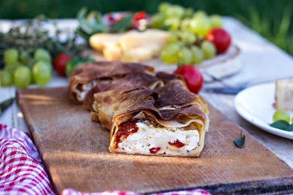 Strudel peynir ve kurutulmuş domates ile. 