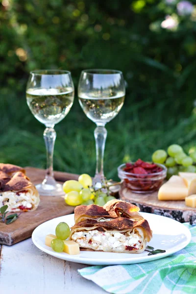 Strudel peynir ve kurutulmuş domates ile. 