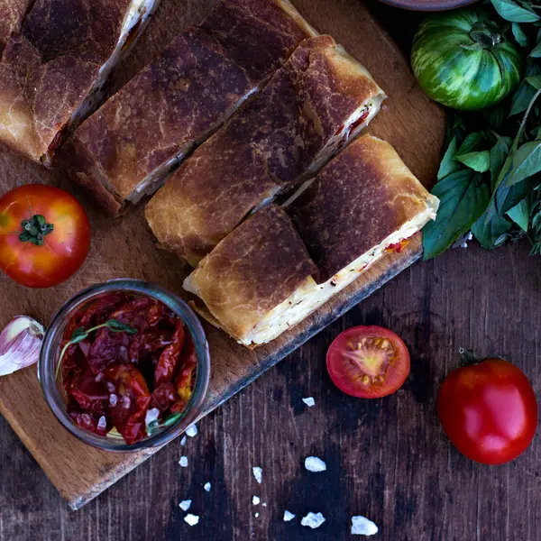 Strudel peynir ve kurutulmuş domates ile. 