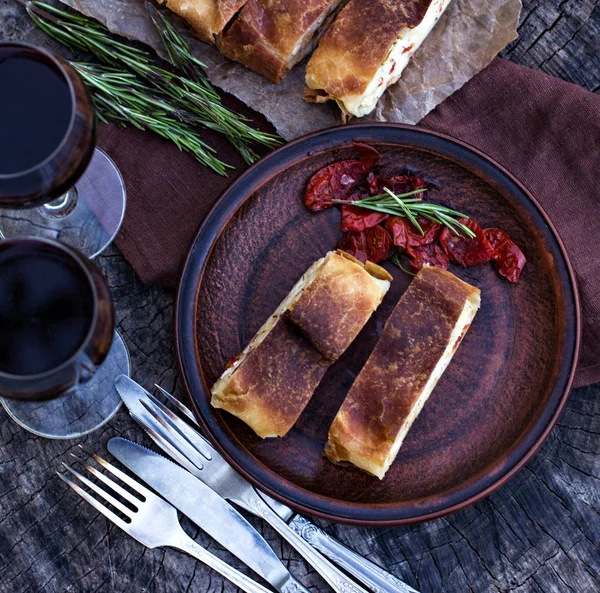 Strudel peynir ve kurutulmuş domates ile. 