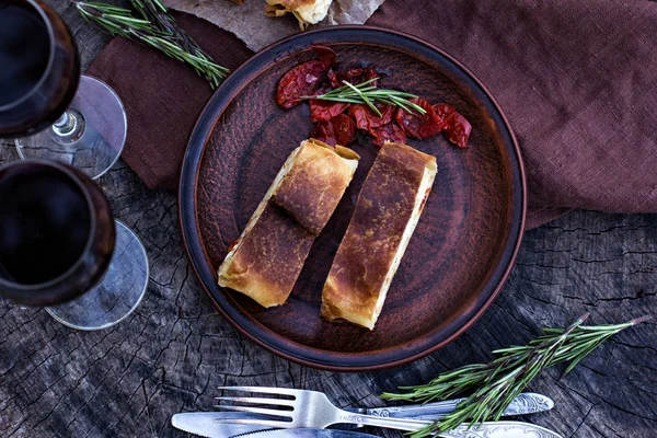 Strudel peynir ve kurutulmuş domates ile. 