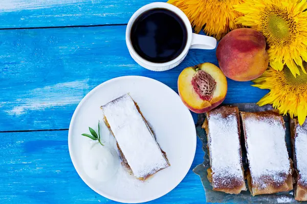 Şeftali ve elma ile Strudel
