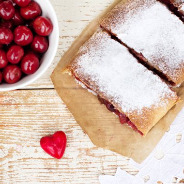 Bir kiraz ile meyveli turta. Vişneli tart.