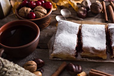 Bir kiraz ile meyveli turta. Vişneli tart.