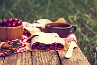 Bir kiraz ile meyveli turta. Vişneli tart.