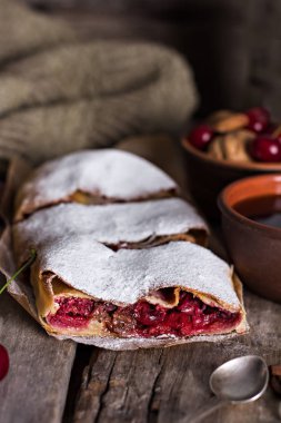 Bir kiraz ile meyveli turta. Vişneli tart.