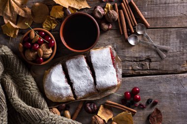 Bir kiraz ile meyveli turta. Vişneli tart.