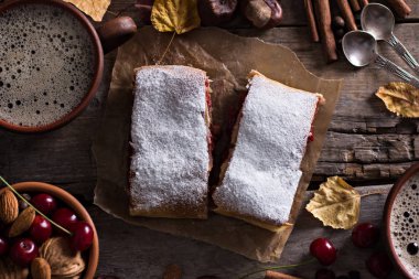 Bir kiraz ile meyveli turta. Vişneli tart. 