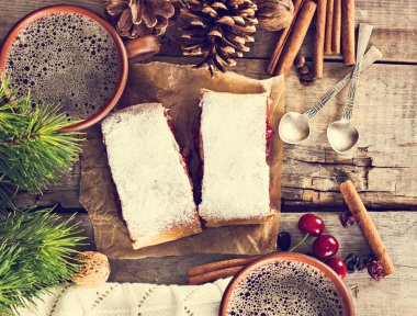 Bir kiraz ile meyveli turta. Vişneli tart.